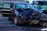 Motorrad kracht in Mercedes: Fahrer (27) von Bike geschleudert und schwer verletzt