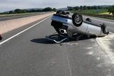 Unbekannter Fahrer gesucht: 19-Jährige überschlägt sich mit Auto auf A7