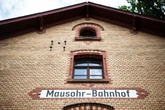 Dieser Bahnhof sieht unscheinbar aus, doch im Inneren ist richtig was los
