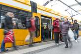 Hinter seinem Hund schließen sich die Türen: Mann von Straßenbahn mitgeschleift!