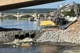 Aufregung an Carolabrücke: Sind Bagger nur knapp einem Elbe-Unglück entkommen?