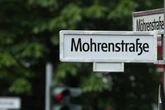 Bezirksamt macht deutlich: Mohrenstraße verschwindet – Berlin feiert Umbenennung!