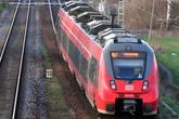 Oberleitung fällt auf fahrenden Regional-Express: Feuerwehr rettet 133 Passagiere