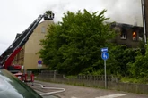 Hausbrand sorgt für großen Feuerwehreinsatz: Straße voll gesperrt