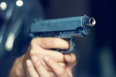 Auf Wohnhaus geschossen: Mann mit Waffe löst nächtlichen Polizeieinsatz aus