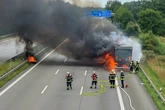 Mitten auf Autobahn: Lkw geht in Flammen auf! A1 voll gesperrt