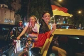 Nach Sieg der Nationelf: Deutschland-Fans feiern ausgelassen am Ku'Damm