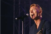 Dem Regen zum Trotz: Ronan Keating lässt sich Auftritt in Junger Garde nicht vermiesen