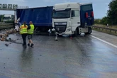 Regennasse Fahrbahn! Lkw blockiert komplette A2-Fahrspur