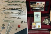 Mysteriöser Schmuck-Fund im Straßengraben: Wer erkennt diese Familienfotos oder Wertsachen?