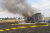 Dunkle Rauchwolke über Landkreis Leipzig: Mähdrescher lichterloh in Flammen