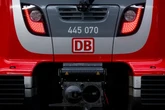 Fenster zersplittert: Zerstörungswütige Truppe wirft Flasche auf Bahn
