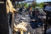 Gartenhütte von Flammen zerstört: Feuerwehr macht bei Löscharbeiten schrecklichen Fund