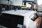 Mann springt aus fahrendem Taxi und klaut Auto von Helferin