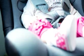 Säugling bei Hitze in Auto gelassen: Zeugin handelt schnell, Reaktion der Mutter macht fassungslos