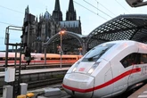 ICE bleibt in Köln liegen - Hunderte Fahrgäste auf offener Strecke evakuiert