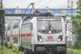 Intercity reißt Oberleitung ab: Reisende sitzen stundenlang fest