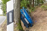 Crash im Erzgebirge: Auto prallt gegen Baum und kippt in Graben