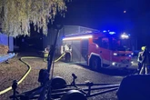 Gaststätte steht komplett in Flammen – dann stürzt das Dach ein!