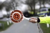 Ohne Führerschein, Kinder nicht angeschnallt: Polizei stoppt 24-Jährigen auf der Autobahn - zum 14. Mal!