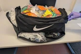 Sporttasche voller Drogen: Polizei schnappt gleich mehrere mutmaßliche Dealer