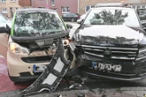 Autos krachen gegeneinander: Ein Verletzter, Kinder involviert?