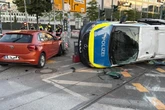 Kreuzungs-Crash mit Verletzten in Mitte: Polizeiwagen kippt auf die Seite
