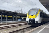 Während Bahnfahrt: Junger Mann (18) unterm T-Shirt begrapscht