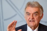 Keinen Bock mehr auf Fußball? Herbert Reul will Polizei bei Bundesligaspielen abziehen