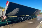 Sperrung auf der A2: Schwerlasttransporter steht in Flammen