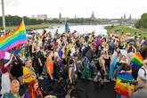 CSD in Dresden: Tausende trotzen Regen und Gerichtsstress
