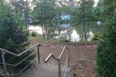 Mädchen (†2) stirbt nach Sturz in Weiher: Wo waren die Eltern?