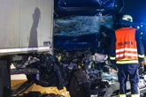 Räder blockieren bei voller Fahrt: Transporter kracht auf A13 in Laster