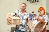 Sängerin ist Gastwirtin im "Zollhaus": Burlesque-Star Clarissa gibt allen einen Korb