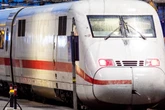Mann verletzt zwischen ICE und Bahnsteigkante eingeklemmt: Retter stehen vor großem Problem