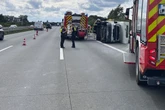 Wohnmobil kippt auf A1 um: Person in Fahrzeug eingeklemmt