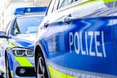 Mann auf Rasentraktor wird von Polizisten überwältigt