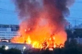 Flammen-Inferno in Marzahn: Brand auf Betriebsgelände, Feuerwehr im Großeinsatz
