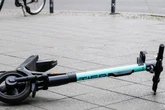 E-Scooter fliegt von Brücke auf die A100: Taxi-Fahrer entgeht nur knapp einem Crash