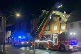 Feuerwehr stürmt in Wohnung: Frau entkommt Feuer in letzter Sekunde