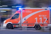 Schwerer Unfall in Spandau: Fußgänger will Straße überqueren und landet auf Windschutzscheibe