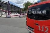 Bus brettert in oberirdische Wasserleitung: Feuerwehr mit Kränen im Einsatz