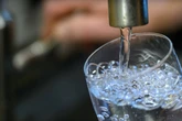Bakterien im Trinkwasser: Hier muss abgekocht werden