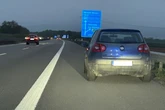 Mann parkt seinen VW auf der Autobahn, weil er etwas Wichtiges vergessen hat
