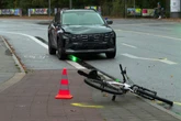 Radfahrer wird von Auto erfasst und durch die Luft geschleudert: Mann nach Unfall gestorben