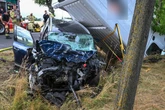 Transporter überschlagt sich und landet auf Dach eines Renault