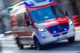 Laster gerät in Gegenverkehr und rammt Ford: 22-Jähriger stirbt am Unfallort
