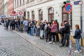 Riesige Schlange in der Neustadt, Hunderte stehen an: Was ist da los?