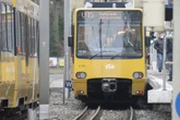 Auto wendet, Straßenbahn muss bremsen: 75-Jährige schwer verletzt