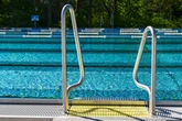 Es ist frisch gechlort: Freibad-Saison startet bei traumhaftem Wetter
